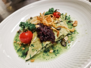 Frische Frühlingsküche im Löwen Nofels!

Heute gibt’s bei uns handgemachte Bärlauchmaultaschen im aromatischen Bärlauchsud – verfeinert mit gerösteten Nüssen, roter Zwiebelmarmelade und frischen Kräutern. Perfekt für alle, die den Geschmack des Frühlings lieben!

📲 Reservierungen gerne per WhatsApp 05522 3583
🥡 Take-away möglich– mit 10 % Rabatt!

Kommt vorbei oder bestellt zum Mitnehmen – wir freuen uns auf euch! 🍽️

#GasthausLöwenNofels #Bärlauchzeit #feldkircherleben #FrischUndHandgemacht #takeawayrabatt