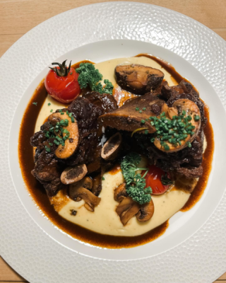 Neue Speisekarte im Gasthaus Löwen Nofels! 🦁

Frischer Wind in unserer Küche – ab heute gibt’s eine leckere neue Speisekarte! Freut euch auf kreative Gerichte und echte Geschmackserlebnisse.

Als kleinen Vorgeschmack:

🍖 Short Ribs vom Weiderind – geschmort in Apfel-Balsamico-Sud, dazu getrüffeltes Kartoffelmousseline & karamellisierte rote Zwiebeln

🔥 Dry Aged Entrecôte von der Kälbin – gegrillt mit Knoblauch und Kräutern, serviert mit Grillgemüse & gratinierter Süßkartoffel

🥩 Schweinekarreesteak vom Dry Aged Ländle Schwein – mit Kräuterbutter, Linsen und getrüffeltem Kartoffelmousseline

Neugierig? Dann kommt vorbei und entdeckt noch viele weitere neue Gerichte!

#GasthausLöwen #Nofels #NeueSpeisekarte #RegionalGenießen #frischergenuss