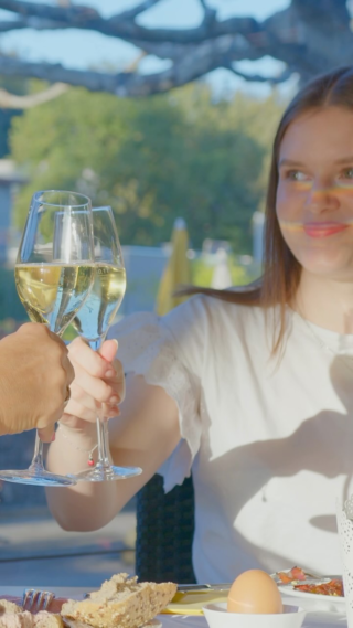 Genussmomente pur: Ostern im Löwen Nofels - ein Fest für die Sinne 😍🐰

Verbringt die Osterzeit in gemütlicher Runde mit euren Liebsten und lasst euch bei unserem wundervollen Osterbrunch verwöhnen! 

Wann?
✅Ostersonntag und Ostermontag 
✅10-14 Uhr

Was?
🫶Warme Speisen wie z.B. Leberkäse u.v.m
🫶Rührei, Speck und weitere Köstlichkeiten
🫶frisch gebackenes Brot & hausgemachte Aufstriche
🫶regionale Wurst- und Käsespezialitäten
🫶Müsli, Joghurt, Cerialien

Kurz gesagt: Alles was euer Gaumen und euer Herz begehrt! 

👉Reserviert jetzt euren Tisch via Whatsapp via 055223583

Wir freuen uns auf euch!

#osterbrunch #löwennofels #löwen #kulinarischefreude #genussmomente #regionalgenießen #feiernmitfreunden #osterfest #vorarlbergliebe #visitvorarlberg