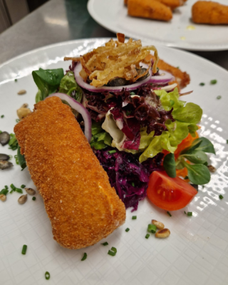 Die passende Empfehlung unserer Küche zum Kaiser Wetter für die kommenden Tage! 

Sommersalat mit gebackenem Brie, dazu ein Weiß sauer und man fühlt sich als wär schon August 🫶
Einfach herrlich! 

Wir freuen uns euch in unserem Gastgarten oder im Lokal begrüßen zu dürfen! 

#löwennofels #nofels #löwen #vorarlberg #vorarlbergisst #unservorarlberg #regionalschmecktgenial #gasthaus #sommersalat