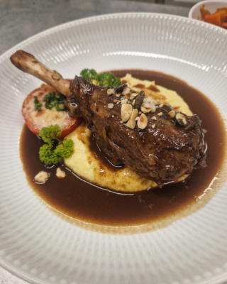 Anlässlich zu den Osterfeiertagen gibt es bei uns natürlich auch außergewöhnlich feine Gerichte!🫶

Was wir euch ans Herz legen können:
Geschmorte Lammhaxe vom Montafoner Steinschaaf auf Parmesanpolenta mit Ratatouille im Löwen Stil.
Wir findens einfach herrlich 😍

Frohe Ostern ihr Lieben! 

#froheostern #nofels #lammhaxe #regionalschmecktgenial #vorarlbergisst #vorarlbergliebe #gasthauslöwen #regionalität #vorarlberg