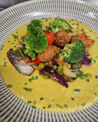 Unser grünes Gemüse Thai-Curry - lecker, gesund und einfach gut für Körper und Seele. Voller aromatischer Zutaten, liebevoll zubereitet und perfekt um sich selbst etwas Gutes zu tun. 
Mit liebem Gruß aus unserer Küche. Probiert‘s aus 💚

#löwennofels #grünesthaicurry #vegetarisch #regionalschmecktgenial #regionalität #vorarlberg #leckerundgesund #visitvorarlberg