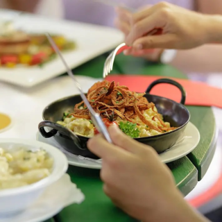 Käsknöpfle gehen einfach immer, oder? 😋

Bei uns im Löwen Nofels gibt’s sie hausgemacht – authentisch, mit viel Liebe und noch mehr Käse. Komm vorbei und genieß ein Stück Heimat auf dem Teller 🫶

#käsknöpfle #löwennofels #vorarlbergerküche #hausgemacht #regionalgenießen #soulfood #visitvorarlberg #vorarlbergisst #unservorarlberg