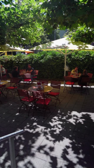 Na, ihr Genießer!
Endlich wird es wieder so richtig sommerlich ☀️
Höchste Zeit also sich in unserem Gastgarten verwöhnen zu lassen! 
Genießt die Zeit mit euren Freunden oder eurer Familie, schaltet einfach mal ab und wir kümmern uns um den Rest 💚

#löwennofels #nofels #vorarlbergisst #vorarlberg #visitvorarlberg #regionalschmecktgenial #regionalität #gastgartensaison