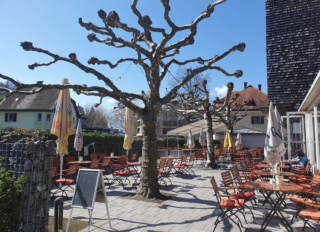 Im Gastgarten genießen bedeutet bei uns:
Sich die Sonne ins Gesicht scheinen lassen, ein kühles Getränk gönnen und seinen Bauch mit unseren herrlichen Gerichten verwöhnen!

Wir wissen nicht wie es euch geht, aber wir lieben es, wenn man endlich wieder in unserem Gastgarten sitzen kann🫶

#löwennofels #nofels #gastgarten #gasthausliebe #vorarlbergisst #regionalität #regionalschmecktgenial